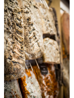 Artisan charcutier Pierre Sajous - Poitrine séchée de Porc Noir de Bigorre AOP