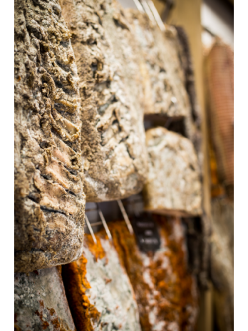 Artisan charcutier Pierre Sajous - Poitrine séchée de Porc Noir de Bigorre AOP